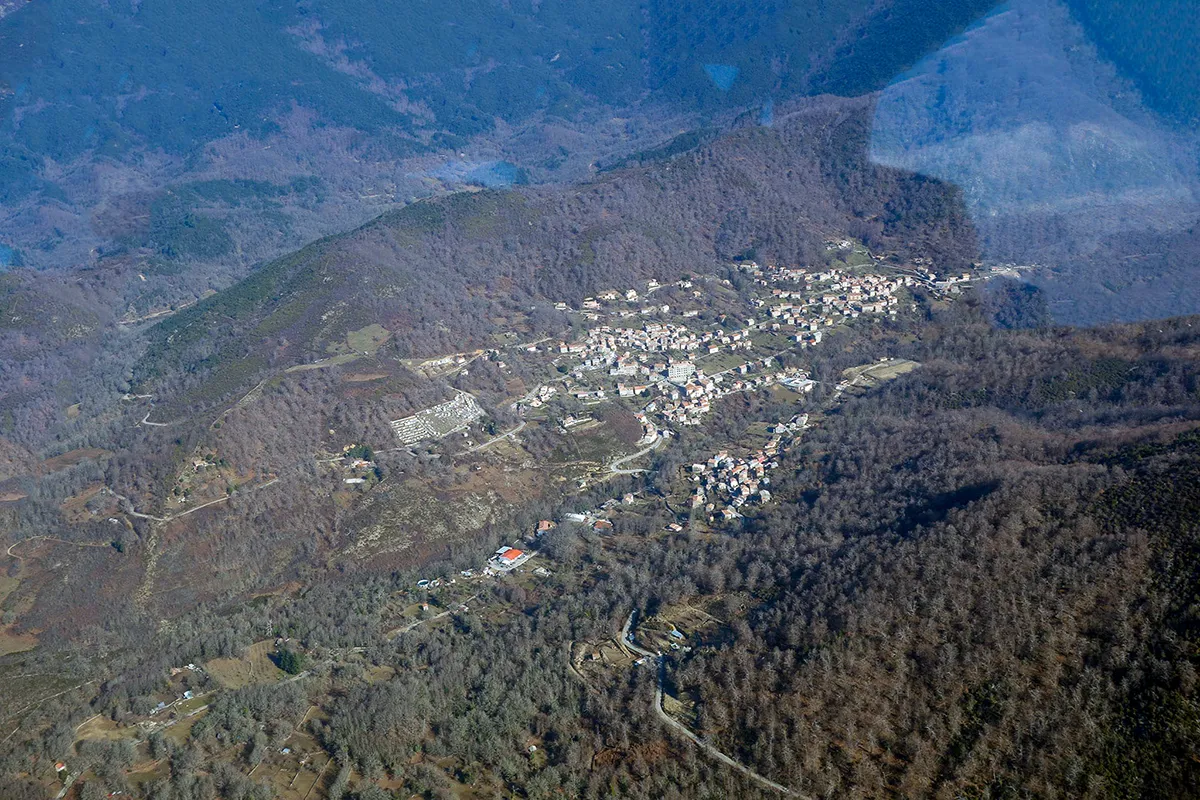 Vue aérienne large de Bastelica entouré de forêts et de reliefs