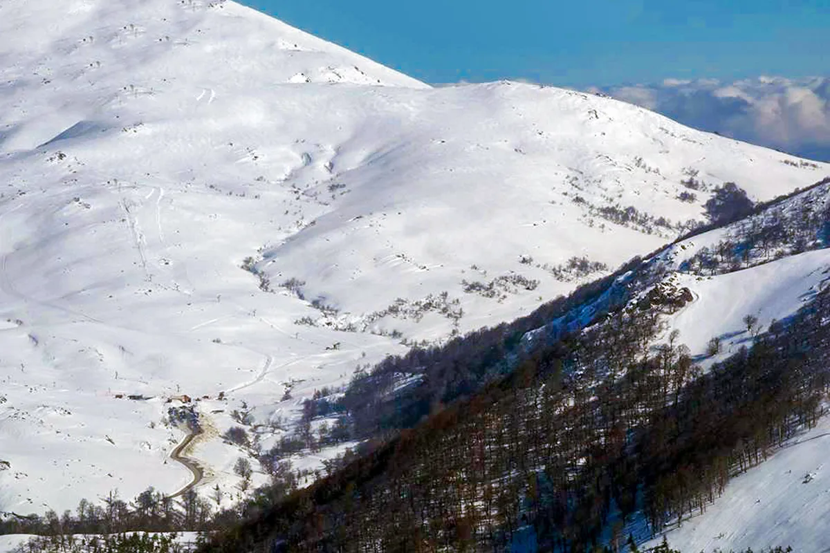 Paysage enneigé autour de Bastelica avec les montagnes en hiver
