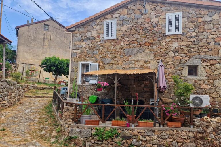 Petite maison de village avec vue montagne – Meublé de tourisme